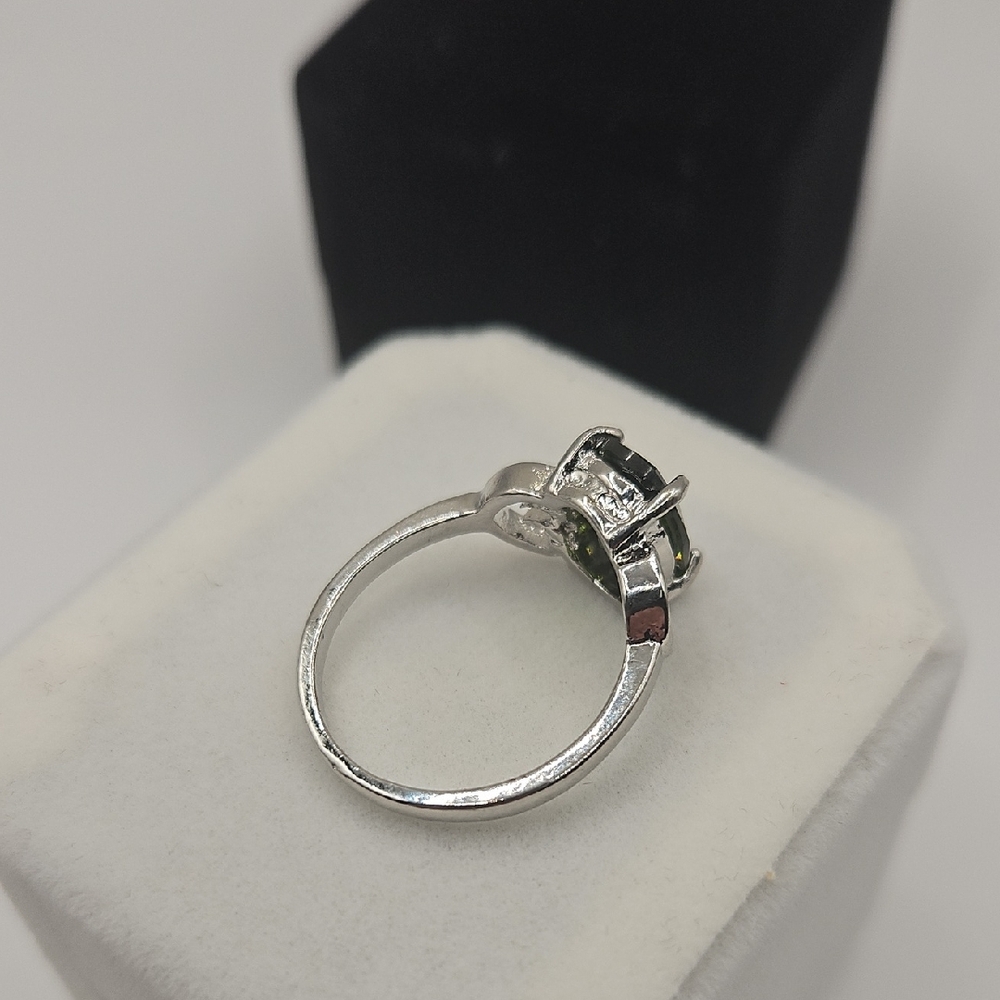 Source Unknown Silver Ring With Green Gemstone - image 7